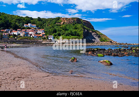 Malerische Landhäuser, Runswick Bay, gesehen vom Sandstrand, Flut, Sommer, Erbe-Küste North Yorkshire, England UK Stockfoto