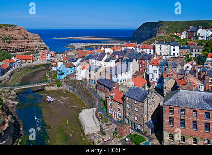 Blick über die Dächer von der Küstenfischerei Dorf Staithes, Sommer, North Yorkshire, England UK Stockfoto