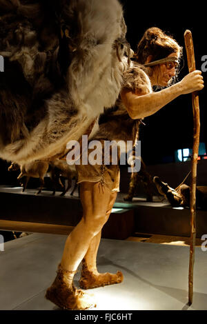 Homo sapiens / Cro-Magnon Nomad unterwegs in der Gallo-Romeins / Gallo-römische Museum, Tongeren, Belgien Stockfoto
