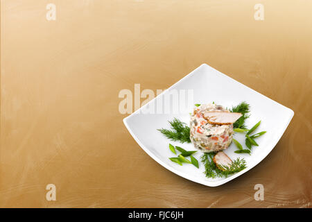 Russische traditionelle Salat Olivier mit grünen Stockfoto