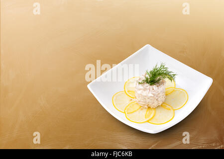 Meeresfrüchte-Salat auf braunem Hintergrund Stockfoto