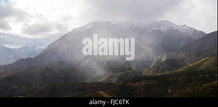 Berge im Naturpark Sierra de las Nieves, La Torrecilla Gipfel bedeckt mit Schnee, Andalusien, Spanien. Stockfoto