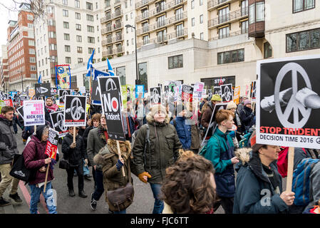 Stoppen Sie Trident Demonstration, organisiert von der Kampagne für nukleare Abrüstung, London, England, UK. 27.02.2016 Stockfoto