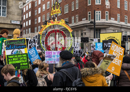 Stoppen Sie Trident Demonstration, organisiert von der Kampagne für nukleare Abrüstung, London, England, UK. 27.02.2016 Stockfoto