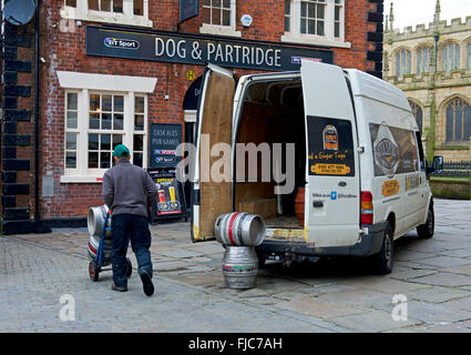 Bereitstellung von Fässer Bier Pub im Hund & Rebhuhn in Wigan, Lancashire, England UK Stockfoto