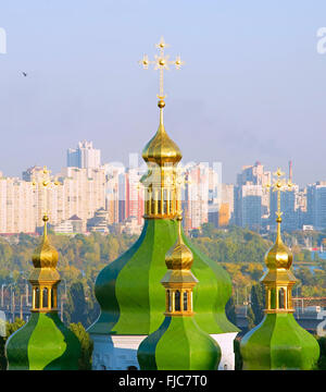 Blick auf Vydubychi Kloster Kuppel und modernen Osokorky Bezirk auf dem Hintergrund. Kiew, Ukraine Stockfoto