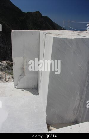 "Blöcke aus reinem weißem Marmor. Carrara, Italien. Stockfoto