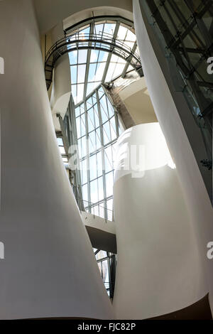 Innenraum des Guggenheim Museum Bilbao Spanien von Frank Gehry entworfen Stockfoto