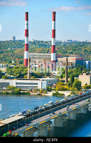 Pivdennyi (im Süden) Brücke und Kraftwerk in Kiew, Ukraine. Stockfoto