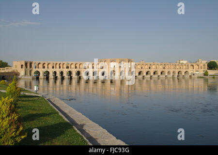 Khaju-Brücke und Zayandeh Fluss in Isfahan, Iran Stockfoto