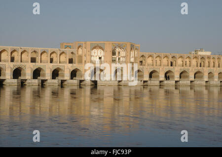 Khaju-Brücke und Zayandeh Fluss in Isfahan, Iran Stockfoto