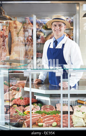 Porträt der Metzger hinter der Theke stehen Stockfoto