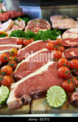 Anzeige von frischem Fleisch In die Metzgerei Stockfoto