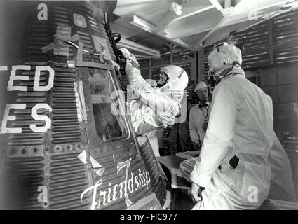 NASA Astronaut John Glenn betritt seine Freundschaft 7 Mercury-Kapsel in Vorbereitung für den Start am Kennedy Space Center 20. Februar 1962 in Cape Canaveral, Florida. Glenn war der erste Amerikaner, einen bemannten orbitalen Raumflug an Bord das Handwerk zu fliegen. Stockfoto