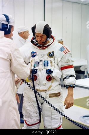 NASA Apollo 14 Astronauten Kommandant Alan B. Shepard Jr., wird unterstützt bei der Umsetzung auf seinem Raumanzug am Kennedy Space Center während des Apollo-14-prelaunch-Countdowns für die Mondmission 31. Januar 1971 in Cape Canaveral, Florida. Stockfoto