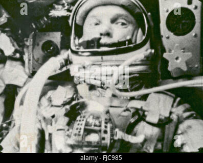 NASA Astronaut John Glenn im Raum von einer automatischen Ablauf Bewegung Abbildung Kamera auf seiner Flucht auf die Erde umkreisen, 20. Februar 1962 Mercury Friendship 7-Raumkapsel fotografiert. Glenn wurde der erste Amerikaner, der einen bemannten orbitalen Raumflug fliegen. Stockfoto