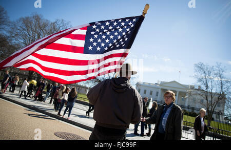 Washington DC, USA. 1. März 2016. Ein Mann mit einer USA-Flagge vor dem weißen Haus auf Superdienstag in Washington DC, USA, 1. März 2016 stehen. Foto: KAY NIETFELD/DPA/Alamy Live-Nachrichten Stockfoto