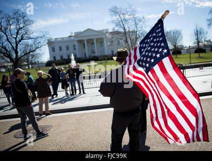 Washington DC, USA. 1. März 2016. Ein Mann mit einer USA-Flagge vor dem weißen Haus auf Superdienstag in Washington DC, USA, 1. März 2016 stehen. Foto: KAY NIETFELD/DPA/Alamy Live-Nachrichten Stockfoto