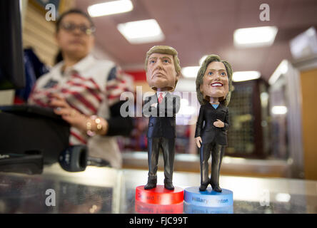 Washington DC, USA. 1. März 2016. Wackeln Zahlen mit den Leitern der republikanische Kandidat Donald Trump und demokratische Kandidat Hillary Clinton, abgebildet auf Superdienstag im "Weißen Haus Geschenk Shop" in Washington DC, USA, 1. März 2016. Foto: KAY NIETFELD/DPA/Alamy Live-Nachrichten Stockfoto