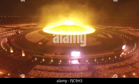 Thai-Buddhisten und Anhänger teilnehmen an einer Kerze Beleuchtungszeremonie im Wat Phra Dhammakaya in Bangkok, Thailand. Während die Knospe Stockfoto