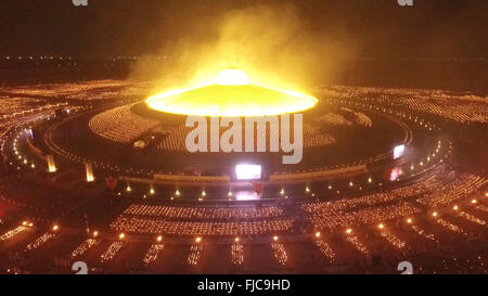 Thai-Buddhisten und Anhänger teilnehmen an einer Kerze Beleuchtungszeremonie im Wat Phra Dhammakaya in Bangkok, Thailand. Während die Knospe Stockfoto