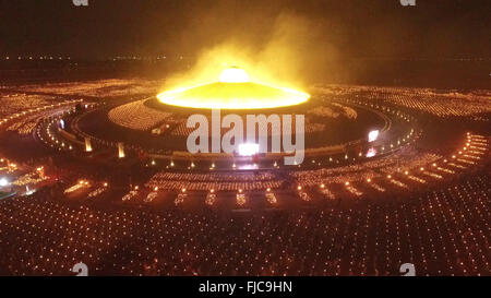 Thai-Buddhisten und Anhänger teilnehmen an einer Kerze Beleuchtungszeremonie im Wat Phra Dhammakaya in Bangkok, Thailand. Während die Knospe Stockfoto