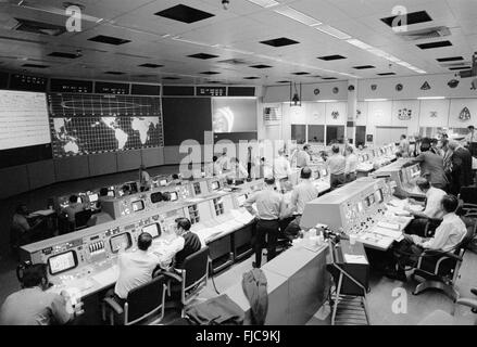 Gesamtansicht der Tätigkeit in der Mission Operations Control Room im Mission Control Center während der Apollo-14-Umsetzung und Docking-Manöver 31. Januar 1971 in Cape Canaveral, Florida. Durch einen Docking-Mechanismus wurden Problem sechs Versuche unternommen, bevor ein erfolgreiches Andocken des die Monitorbox mit der Mondlandefähre abgeschlossen wurde. Stockfoto
