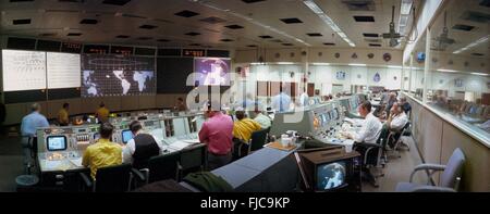 Gesamtansicht der Tätigkeit in der Mission Operations Control Room im Mission Control Center während der Apollo-14-Umsetzung und Docking-Manöver 31. Januar 1971 in Cape Canaveral, Florida. Stockfoto