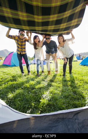 Chinesische Freunde genießen einen camping-Ausflug Stockfoto