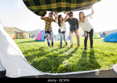 Chinesische Freunde genießen einen camping-Ausflug Stockfoto