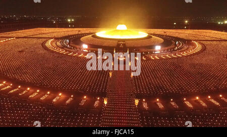 Thai-Buddhisten und Anhänger teilnehmen an einer Kerze Beleuchtungszeremonie im Wat Phra Dhammakaya in Bangkok, Thailand. Während die Knospe Stockfoto