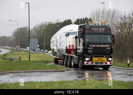 Eine abnorme Belastung, bestehend aus eines Boeing 737 Verkehrsflugzeug Rumpfs bewegt sich entlang der A419 in Cirencester verursacht einen Stau Stockfoto