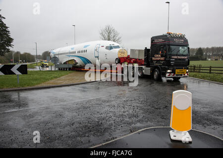 Koch Tieflader Transportwagen nehmen eine abnorme Belastung, bestehend aus eines Boeing 737 Verkehrsflugzeug Rumpfs entlang der A419 in der Nähe von Cirence Stockfoto