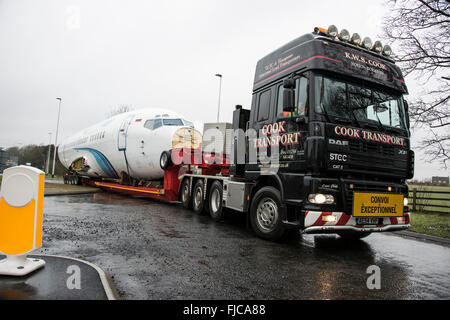 Koch Tieflader Transportwagen nehmen eine große Last, bestehend aus eines Boeing 737 Verkehrsflugzeug Rumpfs entlang der A419 in Richtung der Autobahn M4 Stockfoto