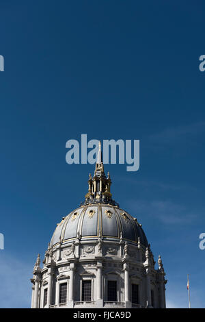 Die zentrale Kuppel auf die Stadt und Grafschaft von San Francisco City Hall, bei dem Civic Centre, San Francisco, Kalifornien, USA Stockfoto