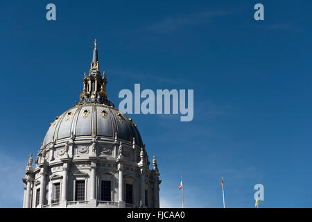 Die zentrale Kuppel auf die Stadt und Grafschaft von San Francisco City Hall, bei dem Civic Centre, San Francisco, Kalifornien, USA Stockfoto