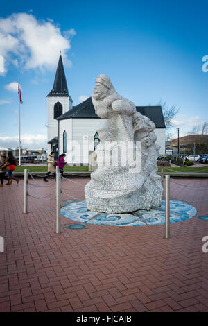 Aptain Scott Memorial Cardiff Bay. Wales mit norwegischen Kirche im Hintergrund Stockfoto