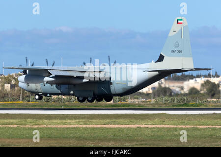 Kuwait Luftwaffe Lockheed Martin KC-130J Hercules (L - 382G) [KAF326] Landebahn 31. Stockfoto