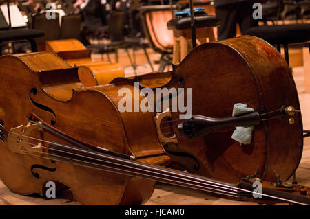 Zwei Contra Bass string Instrumente liegen auf ihren Seiten auf der Bühne in ein Veranstaltungsort für klassische Konzerte in London, England Stockfoto