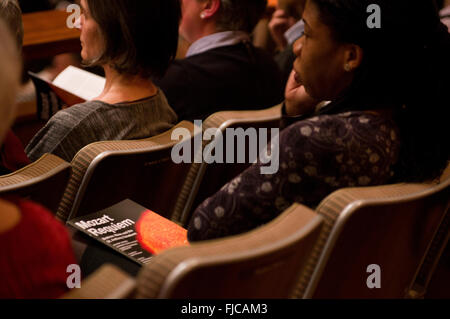 Zielgruppe für das Requiem von Mozart mit einem Programm in der Southbank Centre Royal Festival Hall Stockfoto