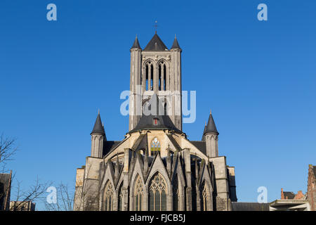 Sankt-Nikolaus-Kirche in Gent Innenstadt an einem klaren Tag. Es gibt Platz für Text. Stockfoto