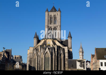 Sankt-Nikolaus-Kirche in Gent Innenstadt an einem klaren Tag. Es gibt Platz für Text. Stockfoto