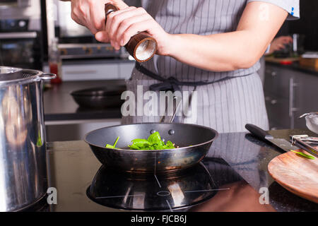 Koch bei der Arbeit Stockfoto
