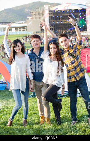 Happy Chinese Freunde beim Musikfestival Stockfoto