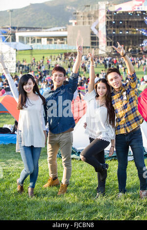 Happy Chinese Freunde beim Musikfestival Stockfoto