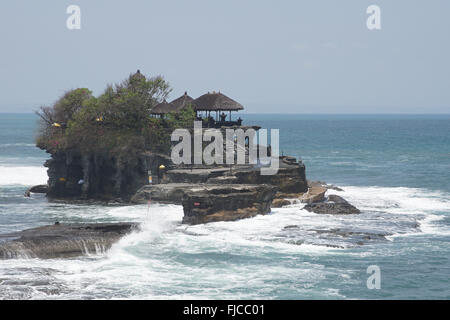 BALI, Indonesien - 29. September 2015: Tanah Lot Tempel während Gezeiten-Wasser am 29. September 2015 in Bali, Indonesien Stockfoto