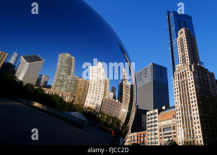 Gebäude entlang der Michigan Avenue spiegeln sich in der "Cloud Gate" Skulptur im Millennium Park in Chicago, IL, USA. Stockfoto