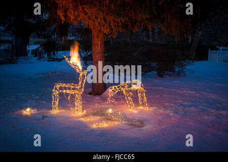 Weihnachten Rentier Rasen Ornamente in Brand Stockfoto