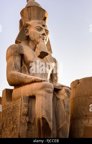 Statue von Ramessess II sitzen vor eines der Tore des Luxor-Tempels. Stockfoto