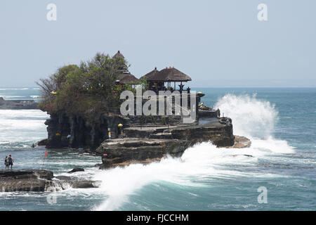 BALI, Indonesien - 29. September 2015: Tanah Lot Tempel während Gezeiten-Wasser am 29. September 2015 in Bali, Indonesien Stockfoto